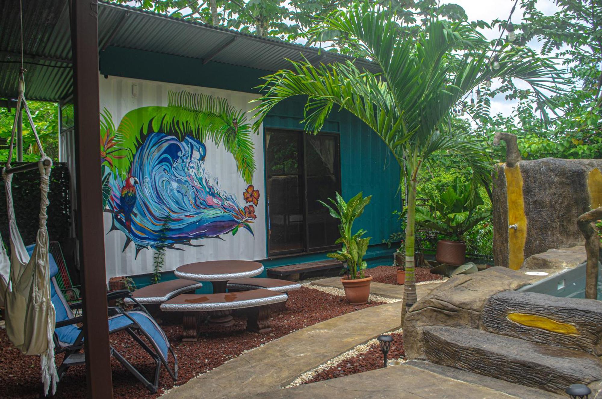 The Jungle Container Bed & Breakfast Quepos Dış mekan fotoğraf