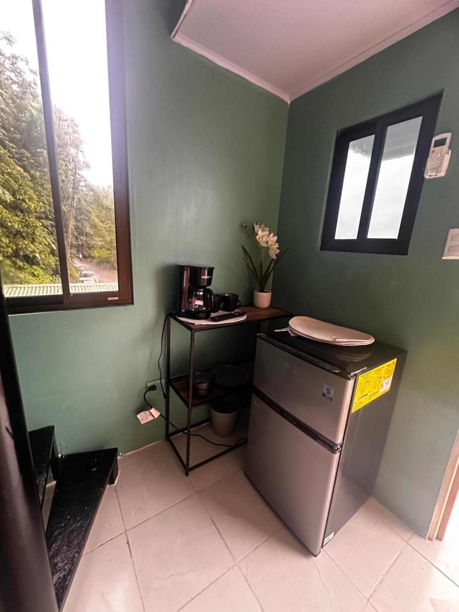 The Jungle Container Bed & Breakfast Quepos Dış mekan fotoğraf